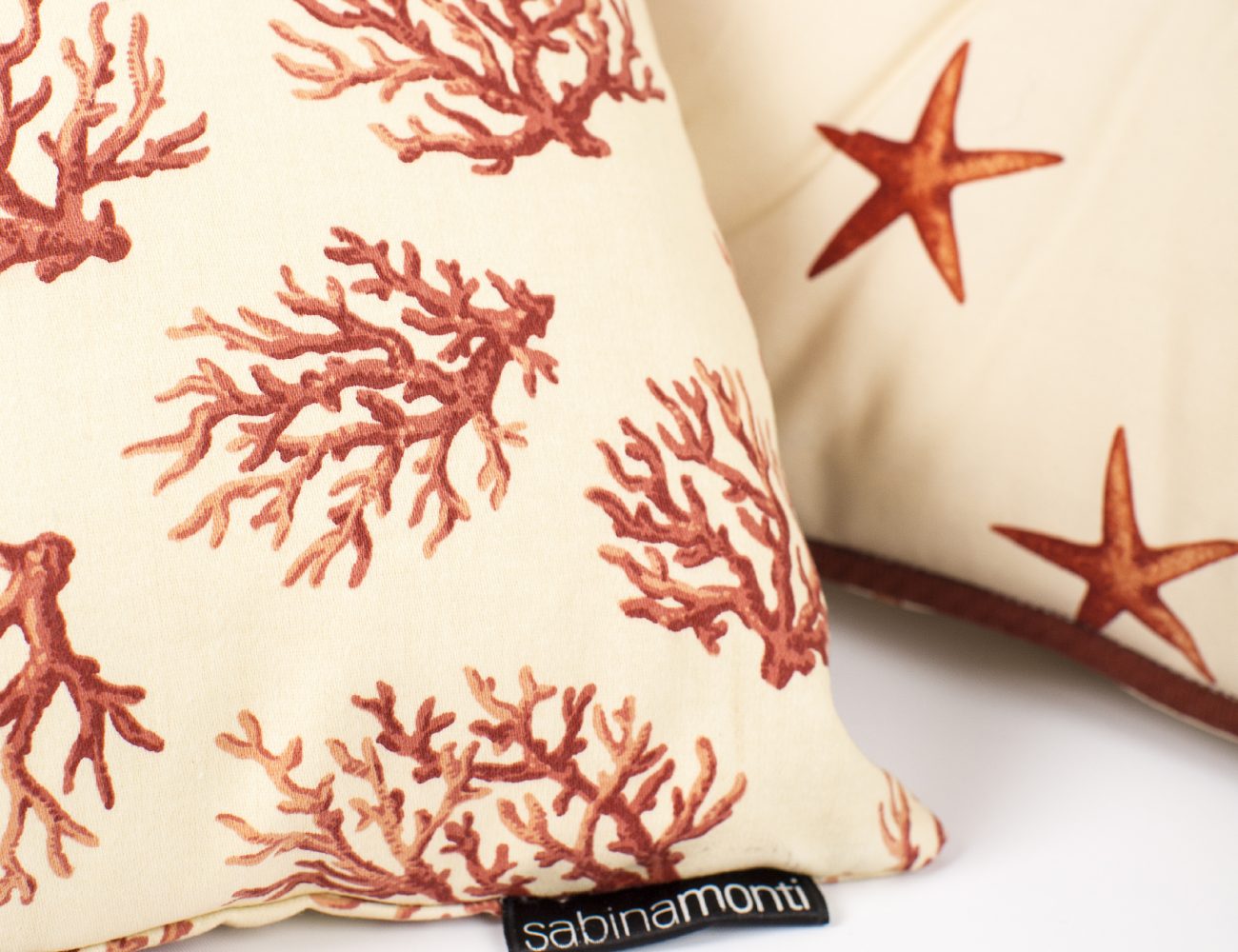 Cuscino con tessuto in corallo rosso
